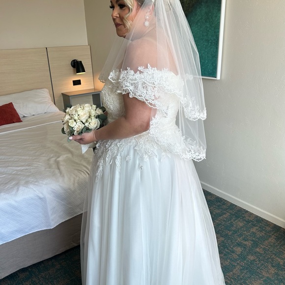 Beautiful Wedding Dress - Picture 5 of 9